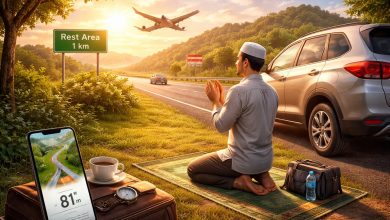 Ilustrasi realistis seorang Muslim sedang shalat di tepi jalan saat perjalanan, dengan mobil, jalan tol, dan suasana rest area sebagai gambaran rukhsah shalat bagi musafir.