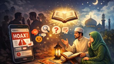 Ilustrasi dua Muslim sedang mempelajari Al-Qur’an di samping ponsel bertuliskan hoaks, menggambarkan pentingnya tabayun dan verifikasi informasi menurut ajaran Islam.