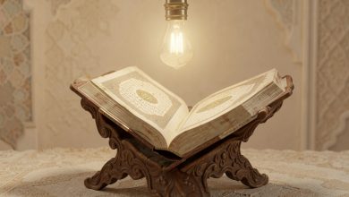 Al-Qur’an terbuka di atas rehal kayu ukir dengan cahaya lampu menggambarkan hubungan iman, akal, dan pencarian ilmu dalam Islam
