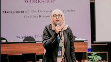 Ninin Karlina, alumni UMS, berbicara dalam workshop penanganan jenazah saat darurat bagi petugas respon pertama.