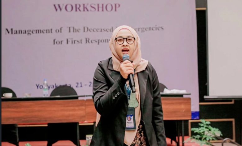 Ninin Karlina, alumni UMS, berbicara dalam workshop penanganan jenazah saat darurat bagi petugas respon pertama.
