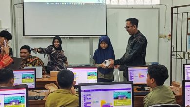 Siswa SD Muhammadiyah PK Baturan mengikuti pelatihan koding di Laboratorium Informatika Universitas Muhammadiyah Surakarta dengan pendampingan dosen dan mahasiswa.