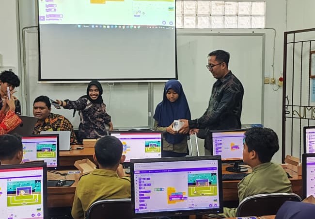 Siswa SD Muhammadiyah PK Baturan mengikuti pelatihan koding di Laboratorium Informatika Universitas Muhammadiyah Surakarta dengan pendampingan dosen dan mahasiswa.