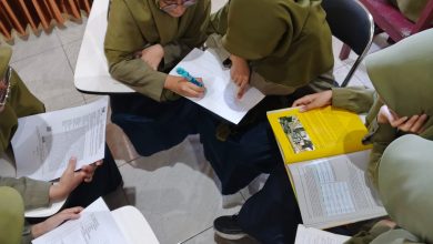 Siswi SMA Muhammadiyah Pontren Imam Syuhodo berdiskusi dan menyusun resensi ensiklopedia serta jurnal ilmiah bertema lingkungan dalam kegiatan Gerakan Literasi Sekolah.