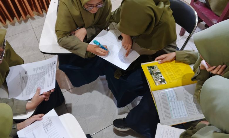 Siswi SMA Muhammadiyah Pontren Imam Syuhodo berdiskusi dan menyusun resensi ensiklopedia serta jurnal ilmiah bertema lingkungan dalam kegiatan Gerakan Literasi Sekolah.