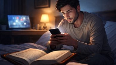 Seorang pria memandang layar ponsel pada malam hari, sementara Al-Qur’an terbuka di hadapannya, menggambarkan pergulatan antara distraksi digital dan kesadaran spiritual.