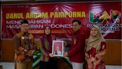 Iffa Rosita menerima cenderamata saat penutupan Darul Arqam Paripurna (DAP) IMM 2026 di Aula BBPMP Banyumanik, Semarang.