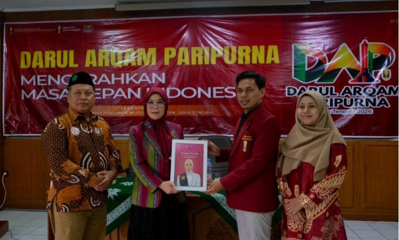 Iffa Rosita menerima cenderamata saat penutupan Darul Arqam Paripurna (DAP) IMM 2026 di Aula BBPMP Banyumanik, Semarang.
