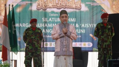 Ketua PWM Jawa Tengah, Dr. KH. Tafsir, M.Ag., menyampaikan tausiah dalam acara Halal Bihalal warga Muhammadiyah dan ‘Aisyiyah Cabang Kedungwuni di panggung utama acara.