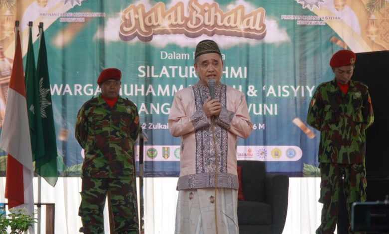 Ketua PWM Jawa Tengah, Dr. KH. Tafsir, M.Ag., menyampaikan tausiah dalam acara Halal Bihalal warga Muhammadiyah dan ‘Aisyiyah Cabang Kedungwuni di panggung utama acara.