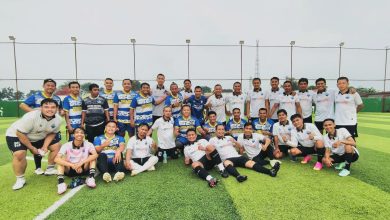 Pemain KSPPS BTM Pekalongan dan tim Pemerintah Kabupaten Pekalongan berfoto bersama usai pertandingan persahabatan mini soccer di Kedungwuni, Pekalongan.