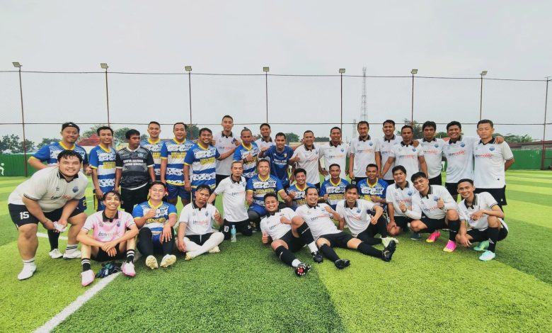 Pemain KSPPS BTM Pekalongan dan tim Pemerintah Kabupaten Pekalongan berfoto bersama usai pertandingan persahabatan mini soccer di Kedungwuni, Pekalongan.