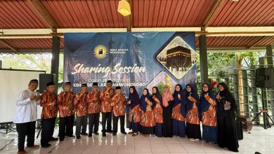 Pengurus dan calon jamaah haji KBIHU Gema Arafah Wonosobo berfoto bersama dalam kegiatan sharing session persiapan keberangkatan haji di Wonosobo.