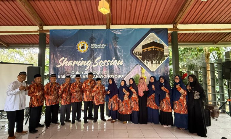 Pengurus dan calon jamaah haji KBIHU Gema Arafah Wonosobo berfoto bersama dalam kegiatan sharing session persiapan keberangkatan haji di Wonosobo.