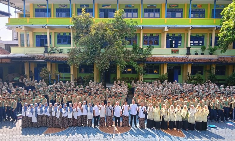 Siswa SMA Muhammadiyah Temanggung mengikuti program PASHMINA Nasyiatul Aisyiyah Temanggung di halaman sekolah, 17–18 April 2026.