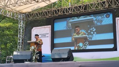 Seorang narasumber menyampaikan tausiyah dalam kegiatan Wisata Dakwah ‘Aisyiyah se-Karesidenan Kedu Raya di panggung utama, Magelang.