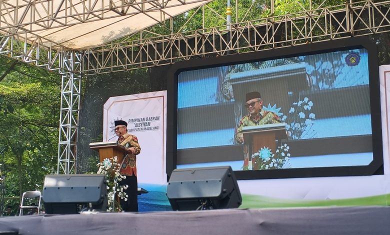 Seorang narasumber menyampaikan tausiyah dalam kegiatan Wisata Dakwah ‘Aisyiyah se-Karesidenan Kedu Raya di panggung utama, Magelang.
