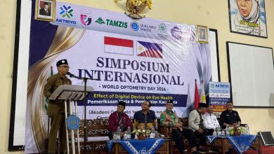Pembukaan simposium internasional kesehatan mata di SMA Muhammadiyah Wonosobo dengan pemateri dan tamu undangan di panggung acara World Optometry Day 2026