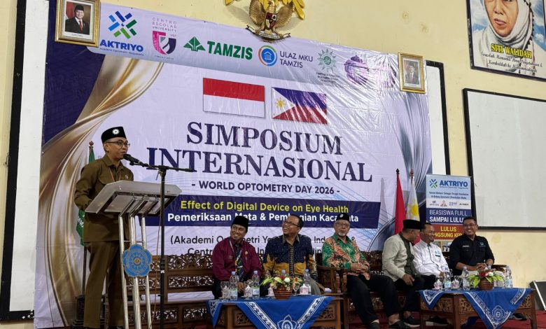 Pembukaan simposium internasional kesehatan mata di SMA Muhammadiyah Wonosobo dengan pemateri dan tamu undangan di panggung acara World Optometry Day 2026