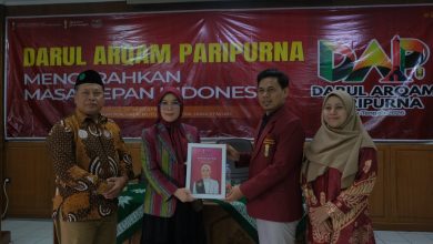 Perwakilan panitia DAP IMM 2026 berfoto bersama Komisioner KPU RI Iffa Rosita pada penutupan Darul Arqam Paripurna di Aula BBPMP Banyumanik, Semarang.