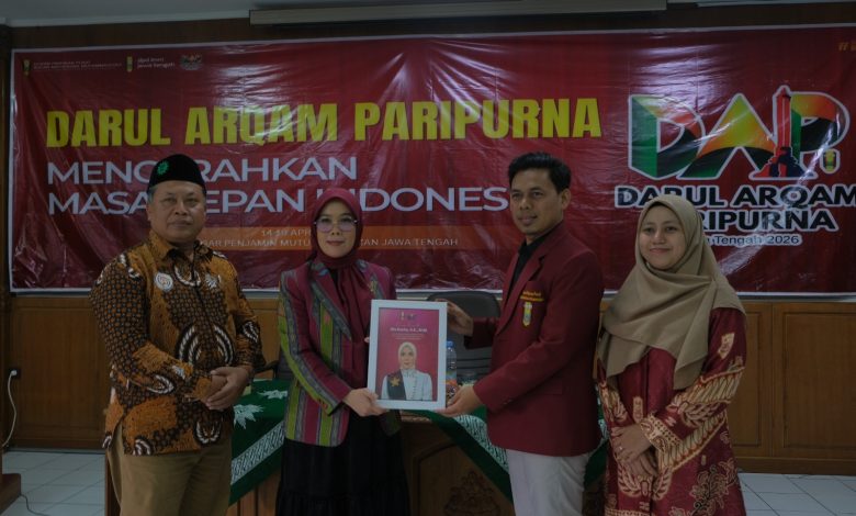 Perwakilan panitia DAP IMM 2026 berfoto bersama Komisioner KPU RI Iffa Rosita pada penutupan Darul Arqam Paripurna di Aula BBPMP Banyumanik, Semarang.