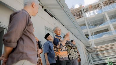 Pimpinan UMS meninjau pembangunan gedung kampus saat inspeksi infrastruktur di lingkungan Universitas Muhammadiyah Surakarta.