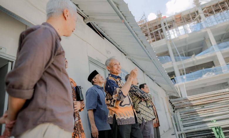 Pimpinan UMS meninjau pembangunan gedung kampus saat inspeksi infrastruktur di lingkungan Universitas Muhammadiyah Surakarta.