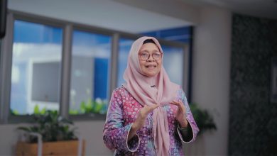 Guru Besar Ilmu Teknik Kimia UMS, Prof. Dra. Kun Harismah, M.Si., Ph.D., menyampaikan pandangannya tentang peran perempuan di bidang STEM.