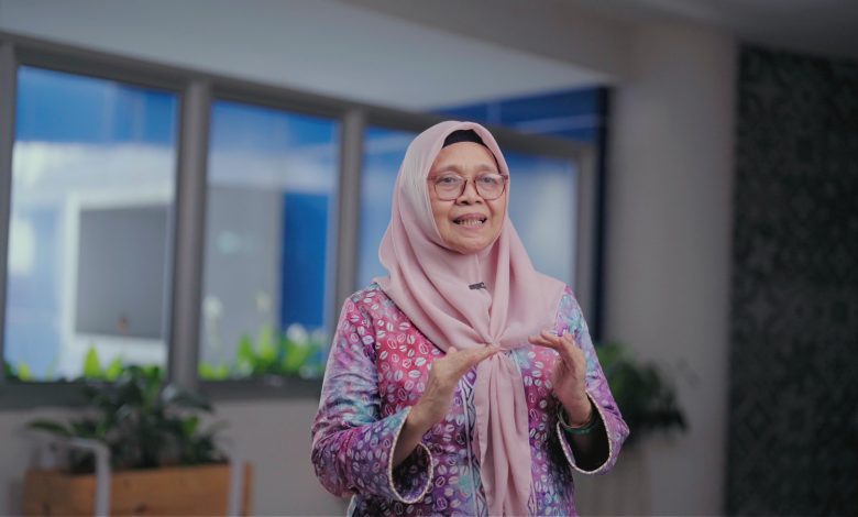 Guru Besar Ilmu Teknik Kimia UMS, Prof. Dra. Kun Harismah, M.Si., Ph.D., menyampaikan pandangannya tentang peran perempuan di bidang STEM.