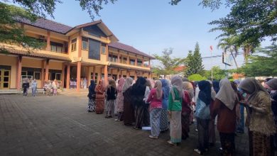 Mahasiswa Kebidanan UMPP mengikuti apel peringatan Hari Kartini di halaman Kampus 1 FIKES Universitas Muhammadiyah Pekajangan Pekalongan.