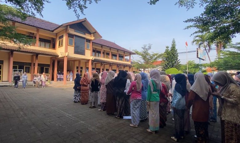 Mahasiswa Kebidanan UMPP mengikuti apel peringatan Hari Kartini di halaman Kampus 1 FIKES Universitas Muhammadiyah Pekajangan Pekalongan.