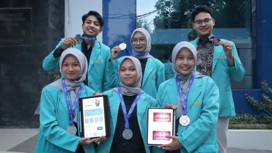 Tim FKG UMS peraih silver medal YISF 2026 berfoto sambil menunjukkan medali dan prototipe DentAware berbasis AI untuk skrining kesehatan gigi.