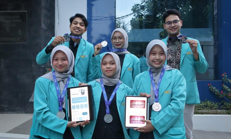 Tim FKG UMS peraih silver medal YISF 2026 berfoto sambil menunjukkan medali dan prototipe DentAware berbasis AI untuk skrining kesehatan gigi.