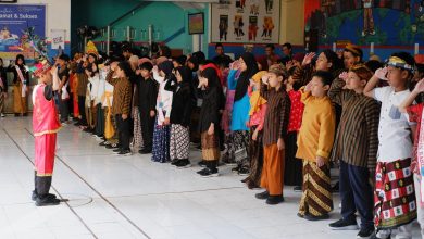 Murid SD Muhammadiyah PK Solo mengikuti upacara Hari Kartini dengan mengenakan pakaian adat Nusantara di lingkungan sekolah.