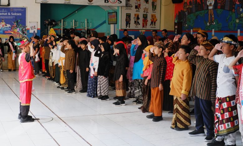 Murid SD Muhammadiyah PK Solo mengikuti upacara Hari Kartini dengan mengenakan pakaian adat Nusantara di lingkungan sekolah.