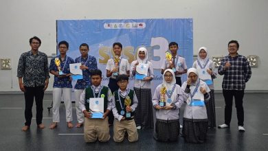 Siswa SMP Mutu Plus Cilacap berfoto bersama usai meraih juara 3 Olimpiade Salman Youth Student Competition bidang IPA di Bandung.