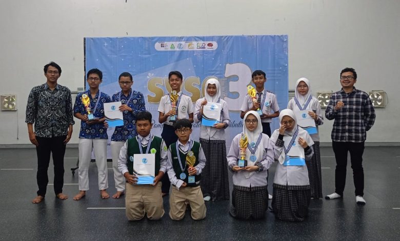 Siswa SMP Mutu Plus Cilacap berfoto bersama usai meraih juara 3 Olimpiade Salman Youth Student Competition bidang IPA di Bandung.