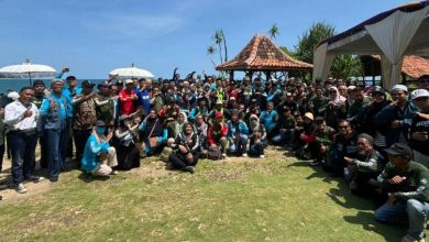 Ratusan anggota BIKERSMU DIY berfoto bersama saat kegiatan silaturahmi dan halalbihalal di Pantai Nglolang, Gunungkidul.