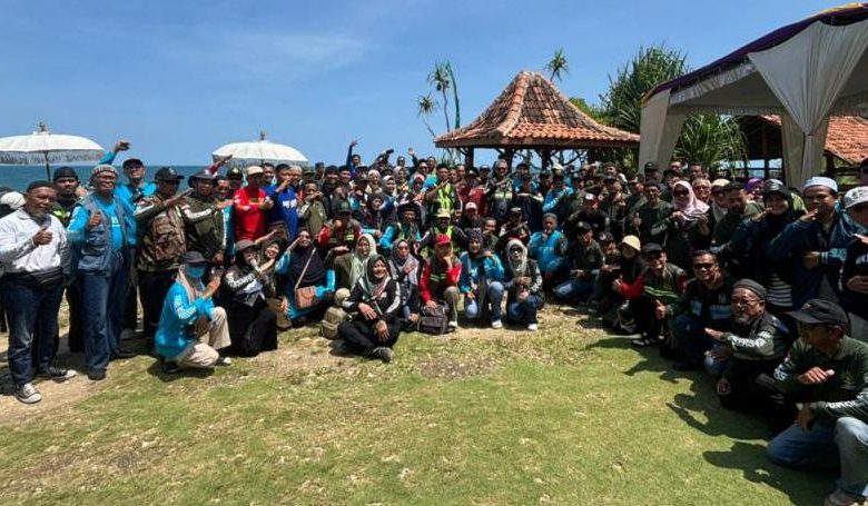 Ratusan anggota BIKERSMU DIY berfoto bersama saat kegiatan silaturahmi dan halalbihalal di Pantai Nglolang, Gunungkidul.