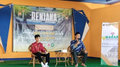 Narasumber menyampaikan materi dalam kegiatan halalbihalal pengurus organisasi kesiswaan SMP Mutual Kota Magelang di aula sekolah.