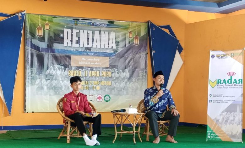 Narasumber menyampaikan materi dalam kegiatan halalbihalal pengurus organisasi kesiswaan SMP Mutual Kota Magelang di aula sekolah.