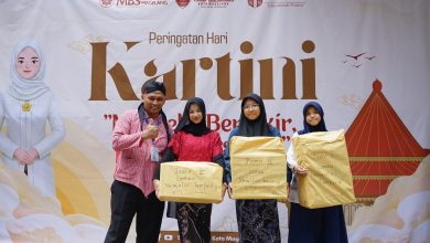 Guru dan siswi SMP Mutual Kota Magelang berfoto bersama usai penyerahan hadiah lomba menghias tumpeng pada peringatan Hari Kartini.