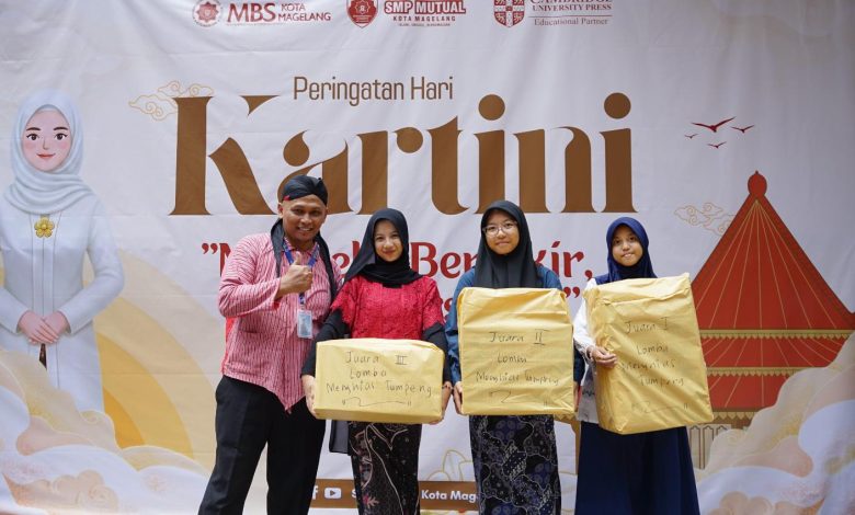Guru dan siswi SMP Mutual Kota Magelang berfoto bersama usai penyerahan hadiah lomba menghias tumpeng pada peringatan Hari Kartini.