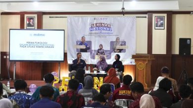 Seminar Nasional HIMAPSI UNIMMA tentang mitigasi psikososial dan pemulihan trauma pascabencana di Aula FIKES Kampus 2 UNIMMA, menampilkan sesi diskusi narasumber di depan peserta.