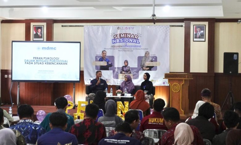 Seminar Nasional HIMAPSI UNIMMA tentang mitigasi psikososial dan pemulihan trauma pascabencana di Aula FIKES Kampus 2 UNIMMA, menampilkan sesi diskusi narasumber di depan peserta.