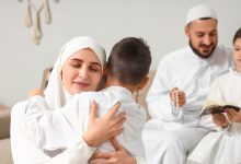 Ilustrasi keluarga Muslim dengan ibu memeluk anak sebagai gambaran keshalihan orang tua dan perhatian terhadap pendidikan anak.