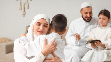 Ilustrasi keluarga Muslim dengan ibu memeluk anak sebagai gambaran keshalihan orang tua dan perhatian terhadap pendidikan anak.
