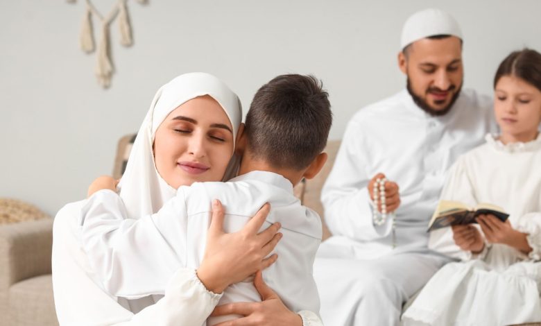 Ilustrasi keluarga Muslim dengan ibu memeluk anak sebagai gambaran keshalihan orang tua dan perhatian terhadap pendidikan anak.