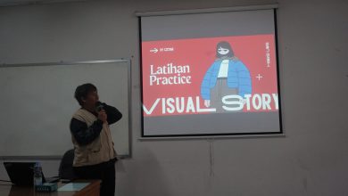 Pemateri menyampaikan materi pelatihan desain grafis dalam kegiatan HMP IQT UMS di ruang Ma’had Abu Bakar UMS.