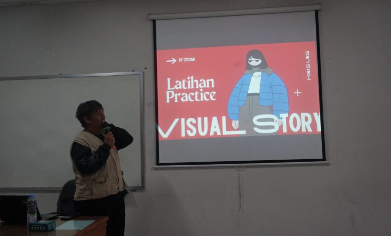 Pemateri menyampaikan materi pelatihan desain grafis dalam kegiatan HMP IQT UMS di ruang Ma’had Abu Bakar UMS.